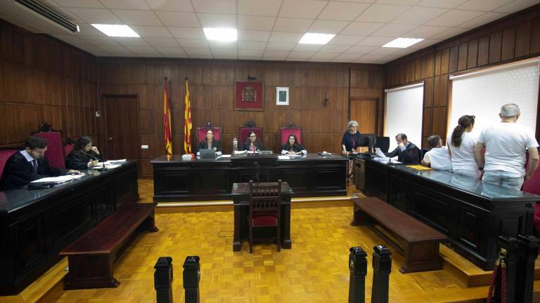Vista de la sala de la Audiencia Provincial donde ha tenido lugar el juicio este martes. A la derecha, de blanco, los tres acusados. Foto: Àngel Ullate