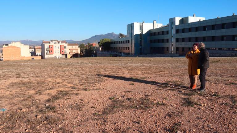 L’alcalde i la gerent d’Aprodisca en el solar on s’aixecarà el nou edifici. Foto: ACN