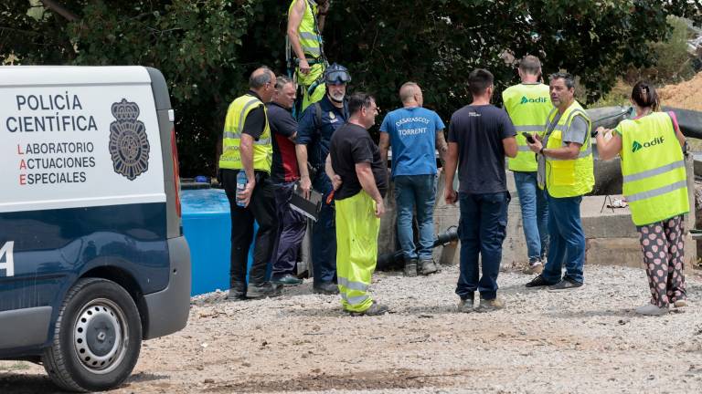 Personal de ADIF, operarios y agentes de la Policía Nacional trabajan solucionar los incidentes provocados por un incendio en el pozo de bombas de agua del túnel de San Isidro, en la LAV Madrid-Valencia. Foto: EFE