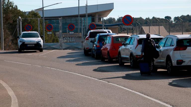 Un pasajero con una maleta caminando por los márgenes de la entrada de la estación del Camp de Tarragona, después de aparcar su vehículo. Foto: ACN