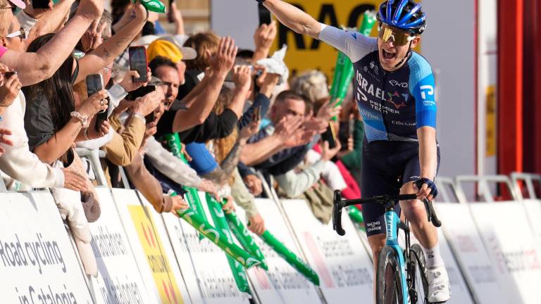 Schultz es el primer líder de la Volta 2024 al conseguir la victoria en Sant Feliu de Guíxols tras una gran escapada. foto: EFE