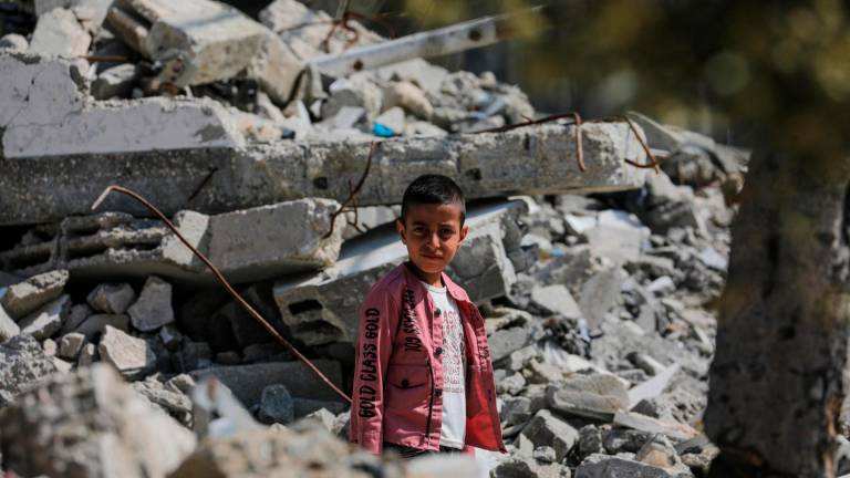 Un niño camina entre los escombros de una casa durante una operación militar israelí en el campo de refugiados de al Nusairat, al sur de la ciudad de Gaza. Foto: EFE