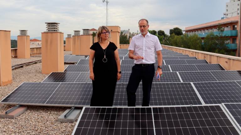 La presidenta de la FEHT y el director del hotel SunClub Salou, en las placas fotovoltaicas instaladas en el establecimiento. Foto: ACN