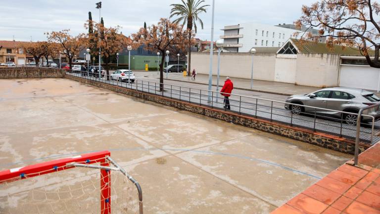 El proyecto plantea más zonas verdes y menos espacio para los coches en el entorno del Mercado Municipal. Foto: Alba Mariné