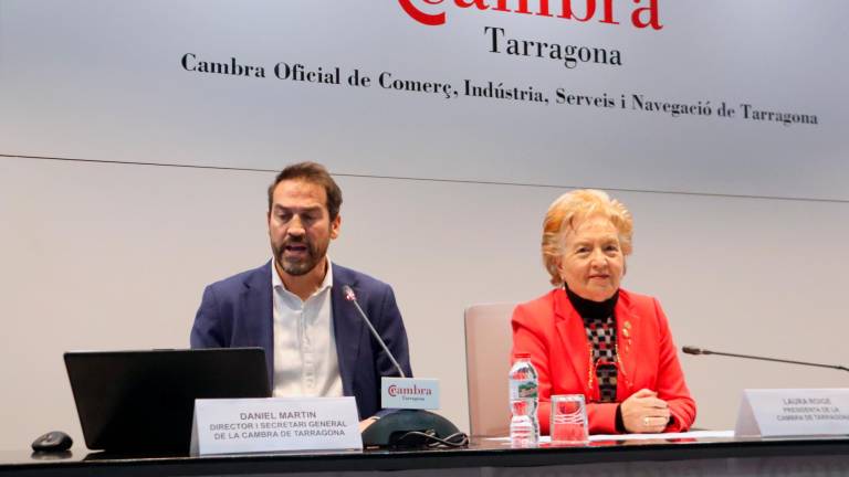 El secretario general de la Cambra de Comerç de Tarragona, Daniel Martín; y la presidenta del ente, Laura Roigé, durante el balance anual de este lunes. Foto: ACN