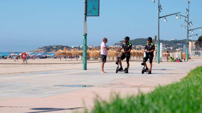 Agentes de la Policia Local de Vila-seca patrullando en la playa. Foto: Cedida