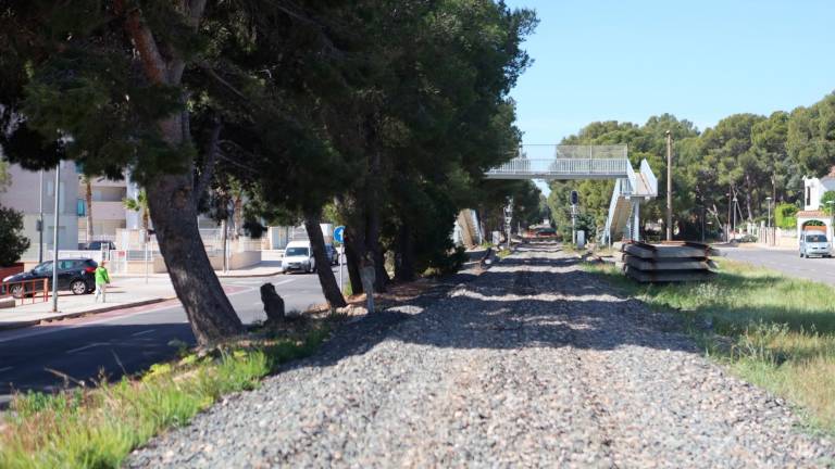 La ubicación escogida es el paseo Mediterrani, junto al puente peatonal. Aquí ya se ha desmantelado la vía y falta retirar el balasto. Foto: Alba MAriné