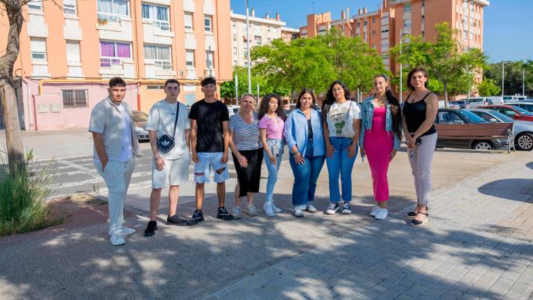 Los jóvenes participantes en el programa junto a sus formadoras, Belén Borja y Carmeta Gutiérrez. Foto. Marc Bosch
