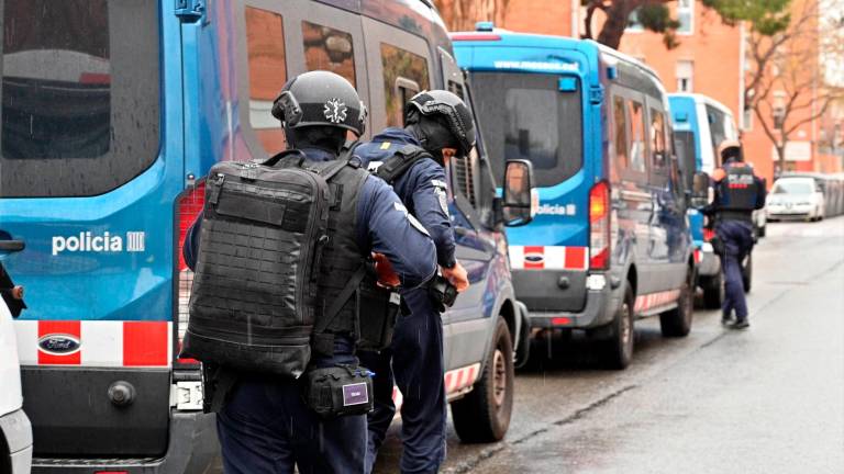 Patrullas de Mossos d’Esquadra tras el tiroteo en Reus de la pasada semana. Foto: Alfredo González