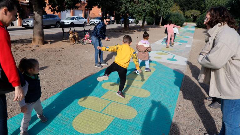 Niños y niñas jugando en el barrio reusense de Sol i Vista, durante el año pasado. Foto: Alba Mariné