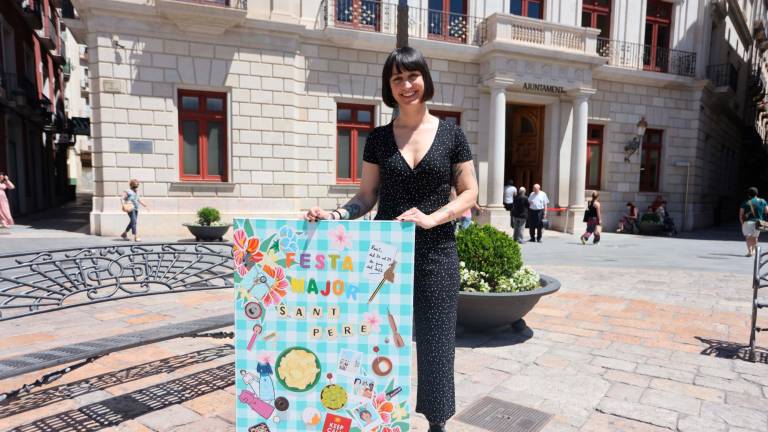 $!L’artista reusenca Marta Roigé amb el cartell de la Festa Major de Sant Pere 2022. FOTO: Alba Mariné