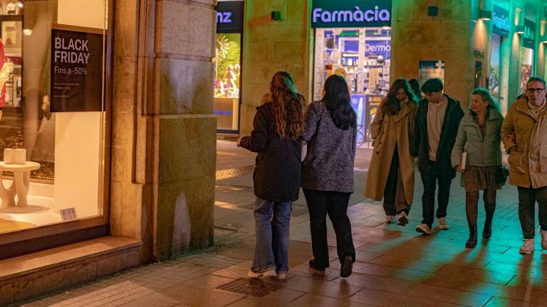 Un cartel anuncia descuentos en una tienda de Tarragona para este Black Friday. Foto: Àngel Ullate