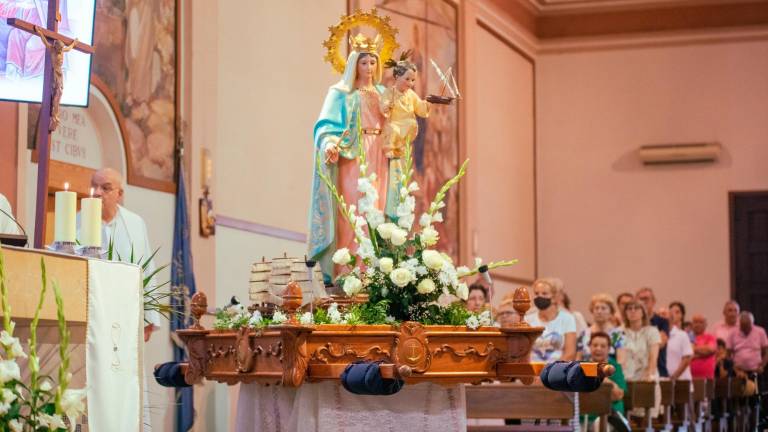 La Virgen, a la espera de la salida de la procesión. Foto: cedida