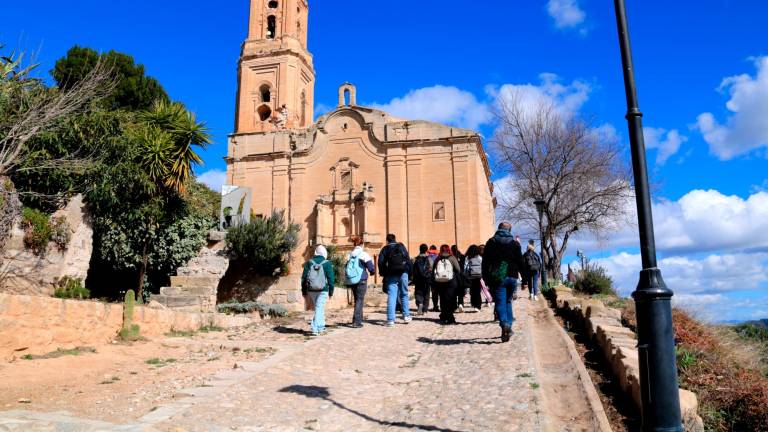 Imagen de varios visitantes subiendo a la plaza de l’Església del Poble Vell, en Corbera d’Ebre. Foto: ACN