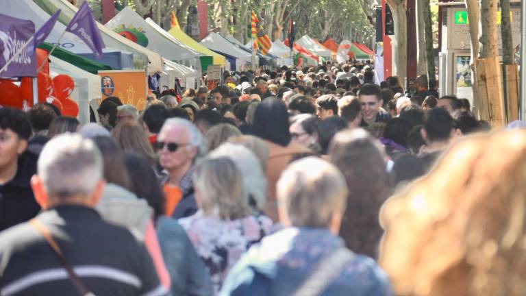 Sant Jordi llena las calles catalanas cada 23 de abril. Foto: ACN