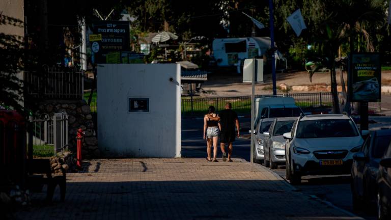 Gente anda por la calle en Israel. Foto: EFE