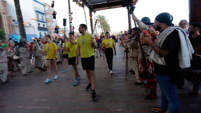 Els voluntaris en el moment de l’arribada amb la flama. Foto: Marc Bosch