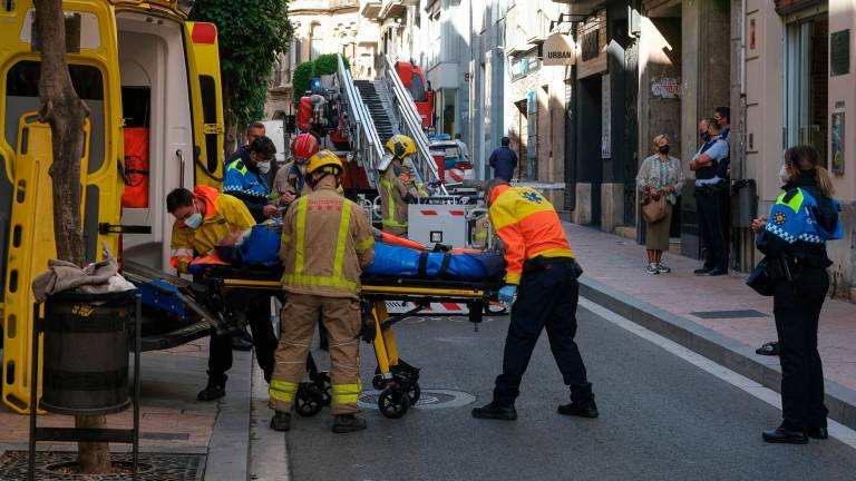 Sanitarios subiendo a la ambulancia a un operario accidentado en Reus en noviembre de 2021 . Foto: Fabián Acidres