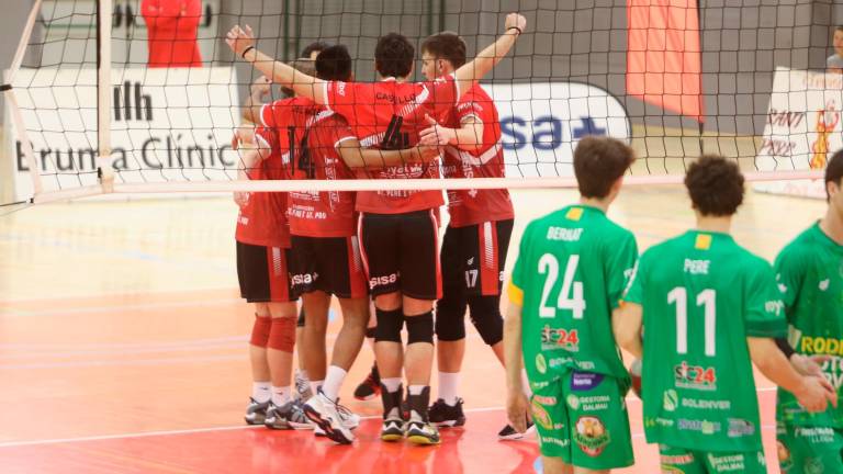 Los jugadores del Sant Pere i Sant Pau celebran un punto conseguido ante el Lleida. Foto: Alba Mariné