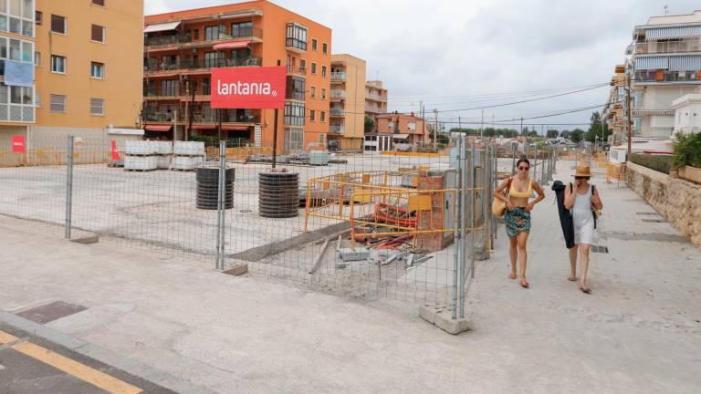 La calle Barenys se ha reabierto parcialmente a los peatones, a la espera de completar la canalización soterrada del barranco. Foto: Alba Mariné