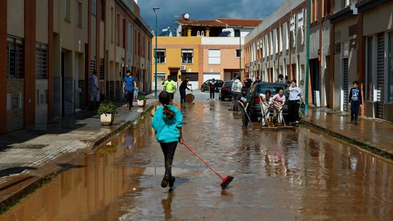 Labores de limpieza en una calle inundada en Campanillas (Málaga) a causa de la borrasca Laurence. Foto: EFE