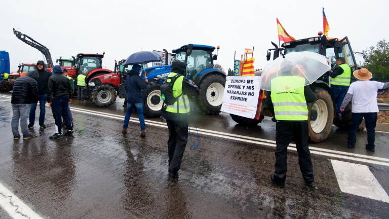 $!Agricultores en protesta junto a la carretera. Foto: Joan Revillas