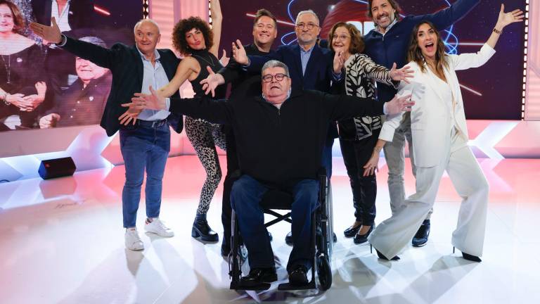 El periodista Xavier Sárdá posa junto a los humoristas que participarán en ‘Crónicas Marcianas. El Reencuentro’, que se emitirá hoy martes en Telecinco. Foto: EFE/ JJ Guillen