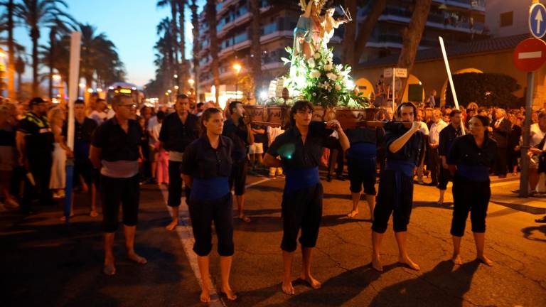 La imagen de la Virgen, portada por miembros de la Societat de Pescadors Santa Maria del Mar en el paseo Miramar. Foto: Alba Mariné