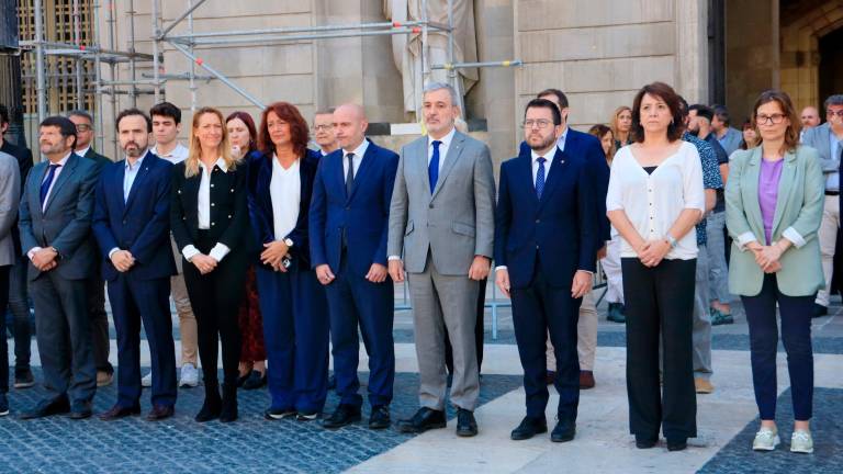 Imagen del minuto de silencio convocado por el Ayuntamiento de Barcelona. Foto: ACN