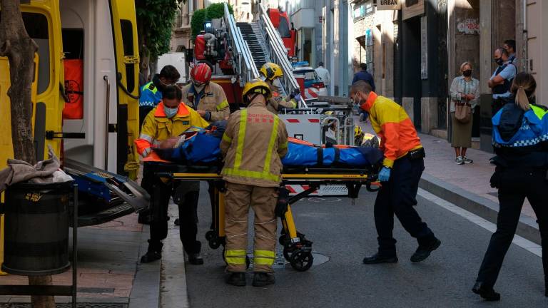 Un operario, herido al precipitarse desde un andamio, en el Raval Santa Anna, de Reus, en el pasado mes de octubre. foto: fabián acidres