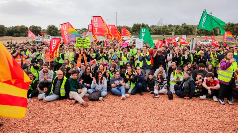 Asamblea de trabajadores, durante la huelga convocada este sábado en PortAventura. Foto: Alba Mariné