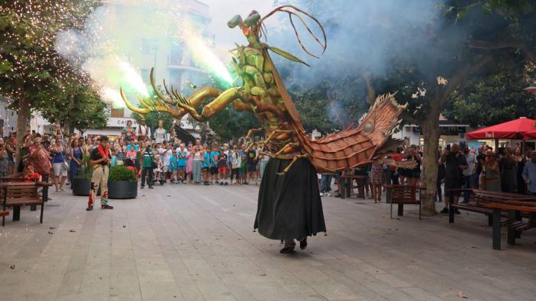 El baile de diablillos de Els Cagarrieres con su bestia de fuego dio el pistoletazo de salida. Foto: Alba Mariné