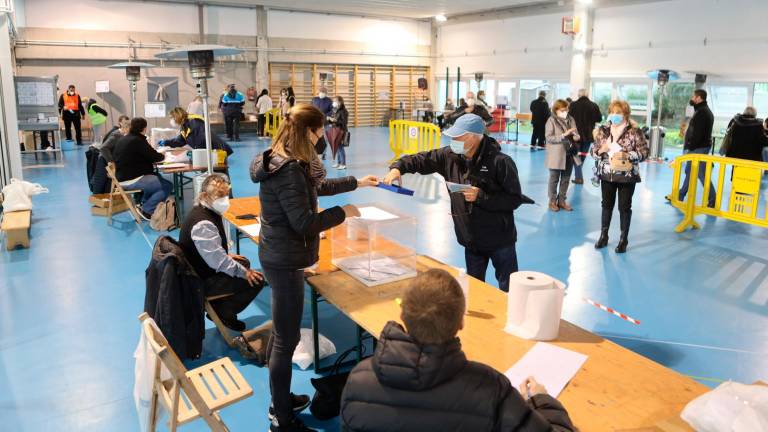 Imatge de les votacions del 14 de febrer del 2021 a l’Institut Escola Pi del Burgà de Reus. Foto: Alba Mariné