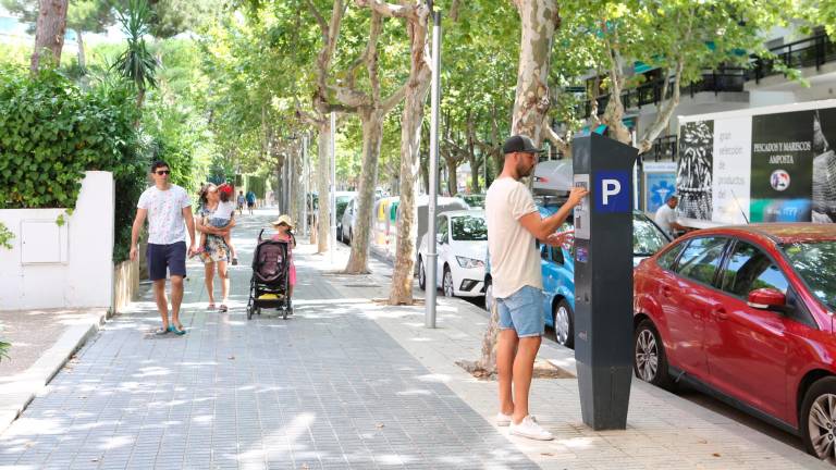 imagen de una persona pagando en la zona azul de Salou. Foto: Alba Mariné