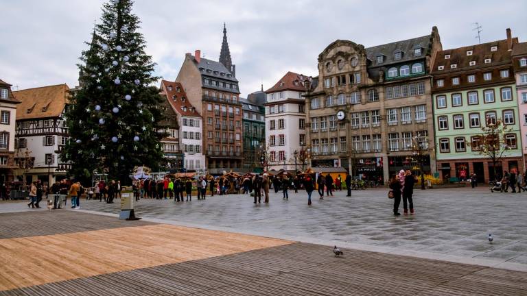 En la place Kléber de Estrasburgo se instala un gran abeto de más de 30 metros.