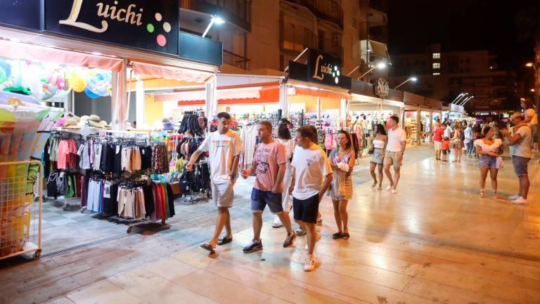 A pesar de que la afluencia de turistas está siendo masiva, las tiendas no notan que eso se traduzca en un gran volumen de ventas. foto: Alba Mariné