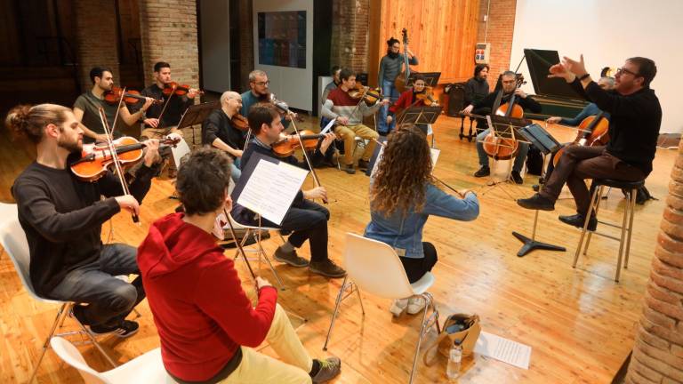La reusense Orquestra Camerata XXI durante un ensayo en el Centre d’Art Cal Massó esta semana. FOTO: ALBA MARINÉ