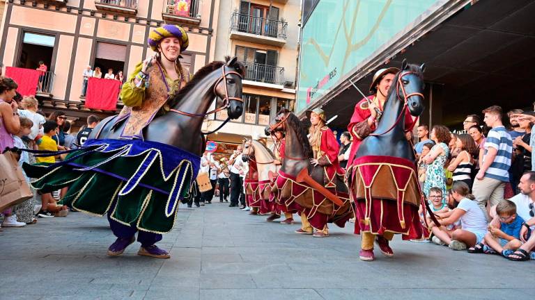 El Mercadal es va omplir ahir de grups festives ballant. foto: Alfredo González