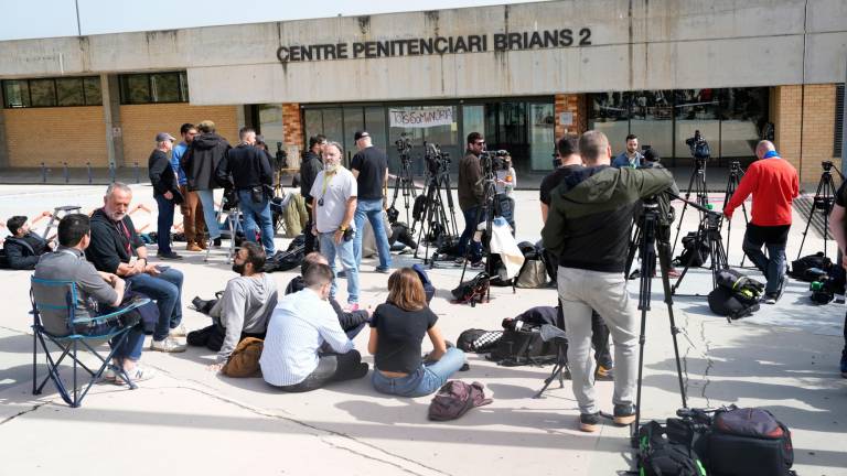 Numerosos periodistas esperan ante la entrada de la cárcel Brians 2 mientras el exjugador del Barça Dani Alves se afana por reunir entre su entorno el millón de euros que la Audiencia de Barcelona le ha impuesto como fianza. Foto: EFE