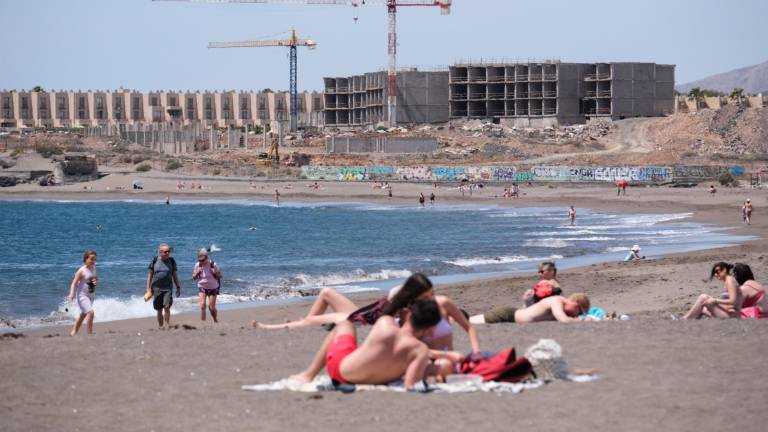 Turistas disfrutan del sol en Tenerife. Foto: EFE