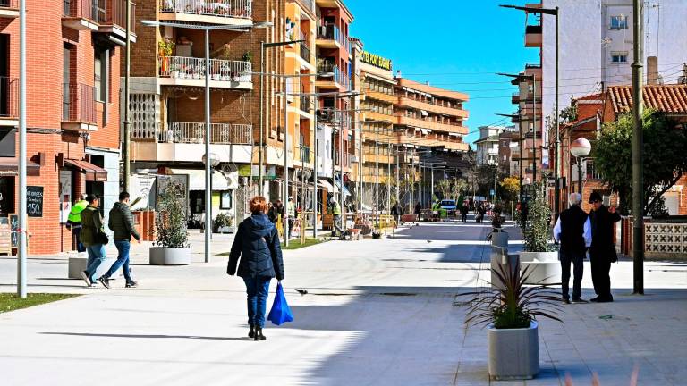 En esta fase final de las obras se está instalando el mobiliario urbano y los viandantes ya pueden pasear por la rambla. Foto: Alfredo González