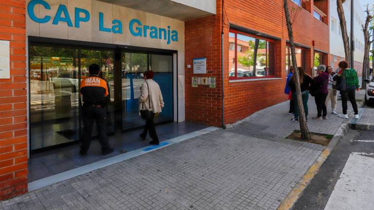 Puerta de entrada del CAP La Granja, situado en el barrio de Torreforta, con el vigilante. Foto: Marc Bosch