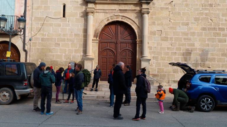 Participants preparant-se per fer una de les caminades organitzades en el marc del cicle. foto: Cedida