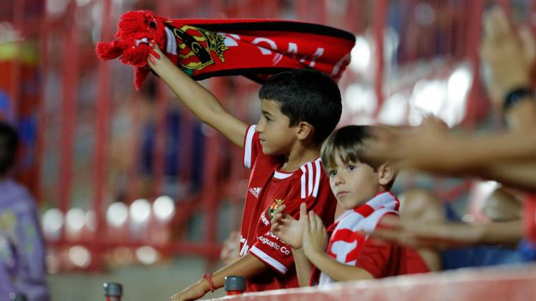 Dos pequeños aficionados granas animan al Nàstic en el Nou Estadi esta temporada. Foto: Pere Ferré