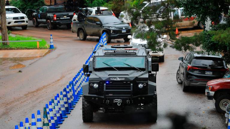El supuesto agresor y dos policías se encuentran heridos. FOTO: EFE