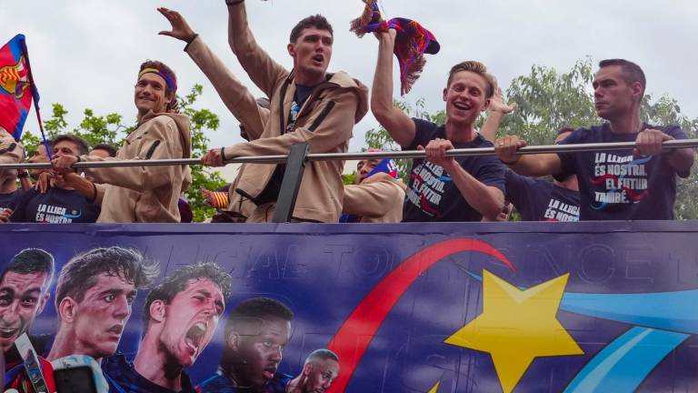 La plantilla del Barça femenino y masculino celebró el título de liga por las calles de Barcelona. Foto: Efe