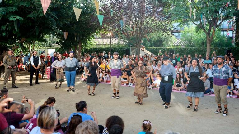 El Ball Parlat de Vileros i Mariners se representó por primera vez en el patio de la Torre del Llimó. Foto: Alba Mariné