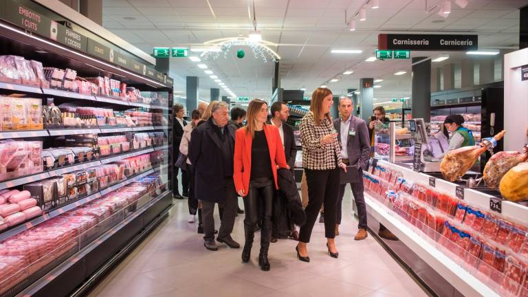 $!L’alcaldessa de Reus, Sandra Guaita, visitant el nou supermercat.