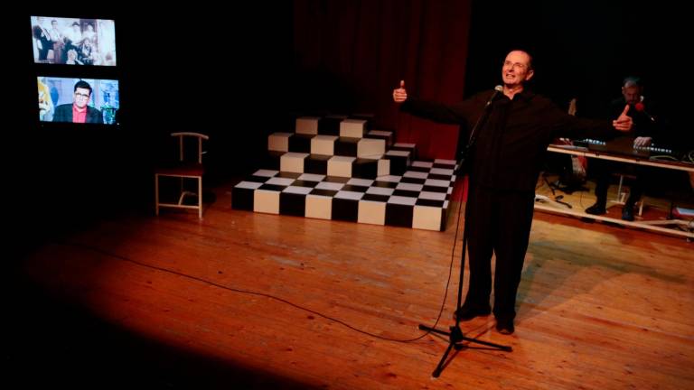 El actor Oriol Grau, en primer plano, y Roger Conesa, en segundo plano, en un momento de un pase de la obra ‘La mare, el dimoni i jo’ en la Sala Trono de Tarragona. Foto: ACN