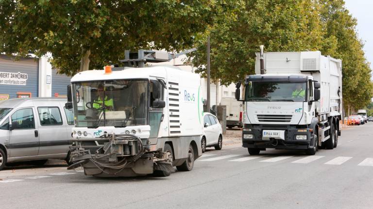Vehículos de cuando Fomento de Construcciones y Contratas era la encargada del servicio de recogida de basura en Reus. Foto: Alba Mariné